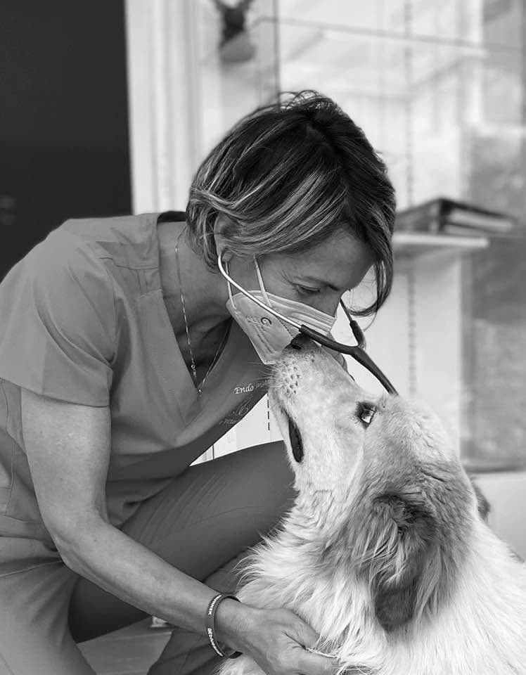 Foto ritratto della Dott.ssa Vittoria Trocino con un cane paziente